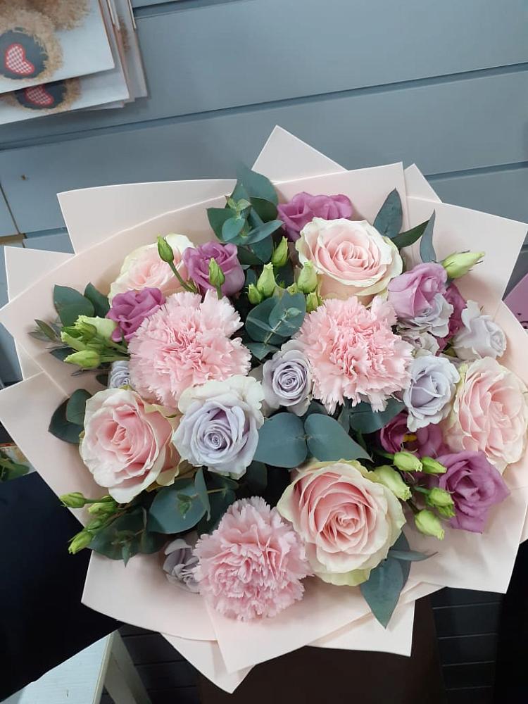 Букет цветов из: Розы, Гвоздики и Лизиантусы в Ильинское (Домодедово) 